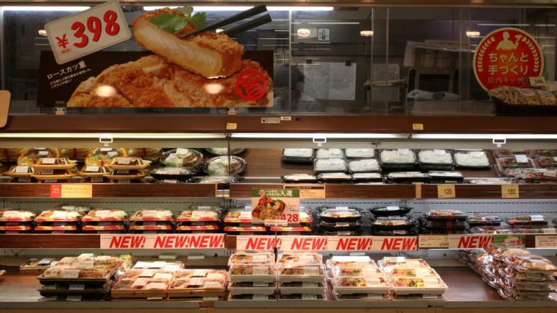 أطعمة جاهزة في متجر سيو في طوكيو، (رويترز/صورة أرشيفية)