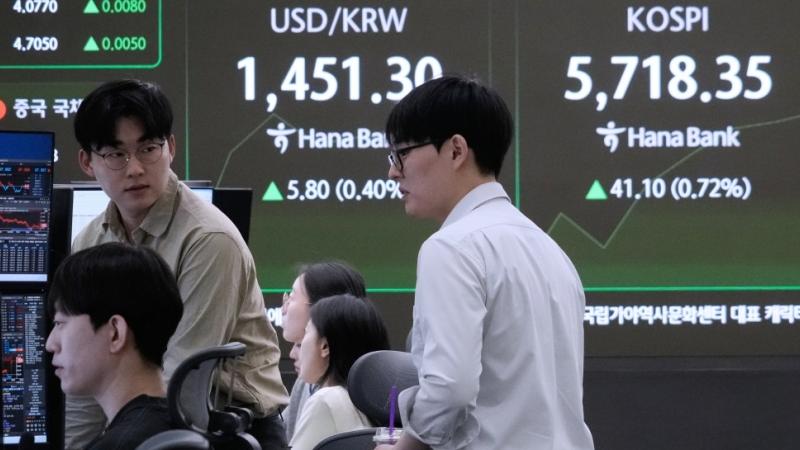 متعاملون في أسواق كوريا الجنوبية