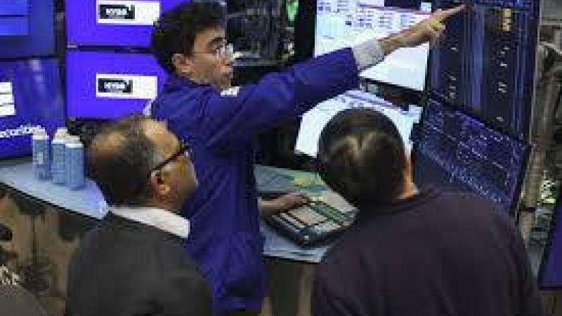 متعاملون في بورصة نيويورك (رويترز)