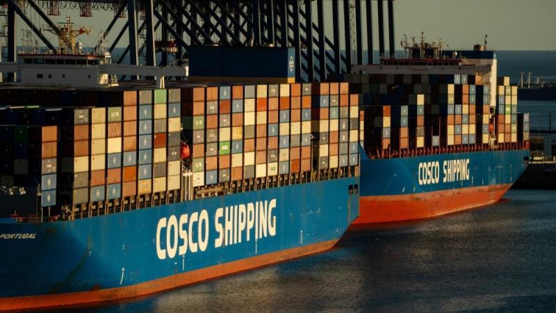 سفينتا شحن لشركة كوسكو في ميناء لونغ بيتش في كاليفرونيا