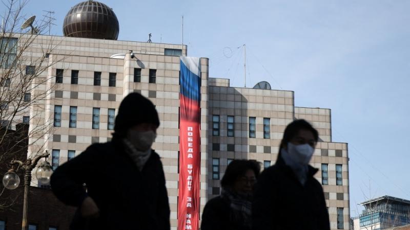 لافتة كُتب عليها "النصر لنا" معلقة على واجهة السفارة الروسية في سيول (رويترز)