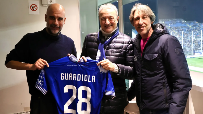 غوارديولا يحصل على قميص يحمل اسمه