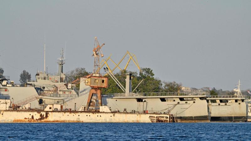 سفن خفر سواحل كوبية في ميناء هافانا (أ.ف.ب)