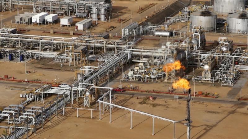 لهب الغاز الطبيعي في محطة لمعالجة النفط الخام الثقيل تديرها شركة النفط الحكومية الفنزويلية في أورينوكو (رويترز)
