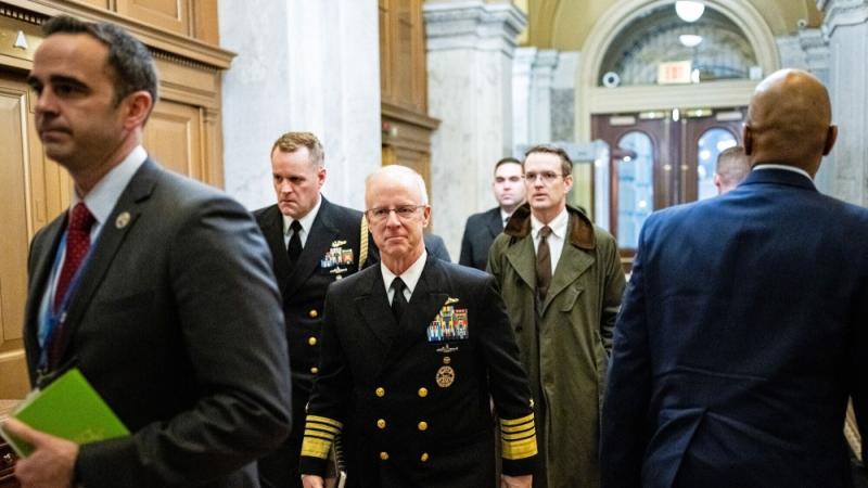 رئيس العمليات البحرية الأدميرال داريل إل. كودل لدى وصوله لحضور جلسة إحاطة سرية. (بلومبيرغ)