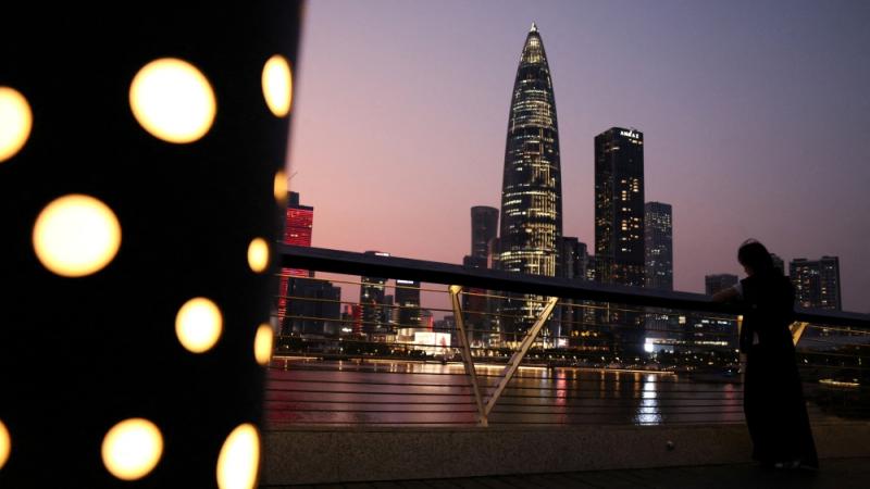 منطقة تجارية مركزية عند الغسق، في شنتشن، مقاطعة غوانغدونغ، الصين (رويترز/صورة أرشيفية)