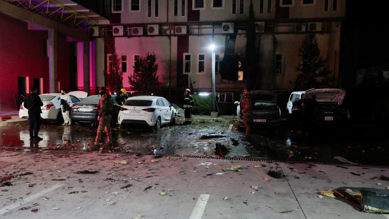 حطام طائرة مسيرة سقطت على مبنى قرب مطار أربيل. (رويترز)