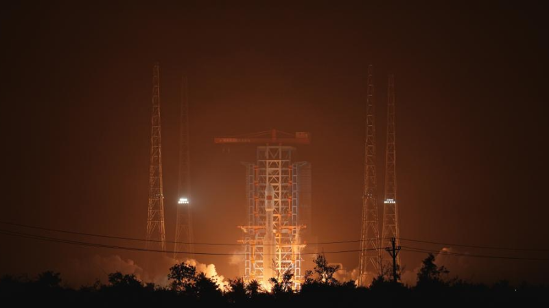 الصاروخ الصيني لحظة الانطلاق 