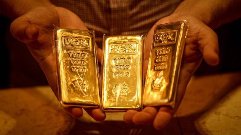 يعرض سبائك ذهبية في سوق الذهب التاريخي في دبي