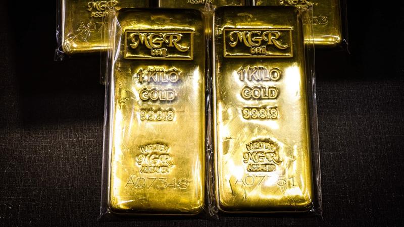 سبائك ذهبية معروضة في أحد متاجر سوق الذهب بدبي (13 أبريل 2026 /أ.ف.ب)