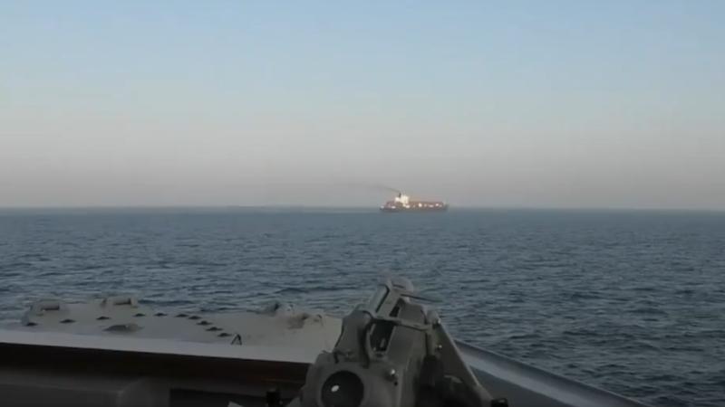 السفينة الإيرانية قبيل التحفظ عليها من البحرية الأمريكية