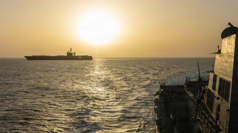 حاملة الطائرات يو إس إس أبراهام لينكولن (يسار) في بحر العرب (16 أبريل 2026)