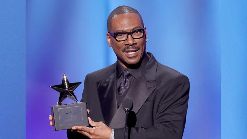 النجم إيدي ميرفي  بعد تسلمه جائزة إنجاز العمر  (أ.ف.ب)