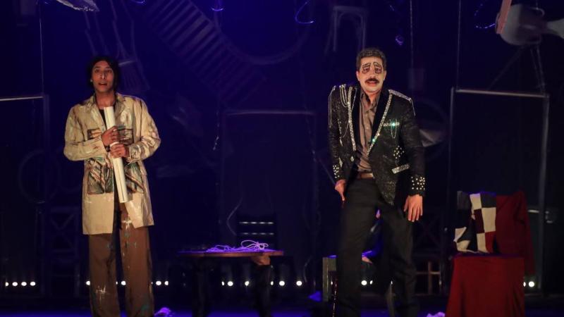 مشهد من العرض المسرحي