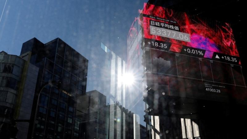 شاشة للأسهم اليابانية في أحد بنوك طوكيو
