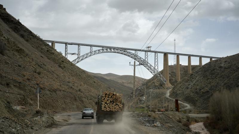 طريق باتجاه طهران بالقرب من الحدود التركية على مشارف رازي، شمال غرب إيران (أ.ب)