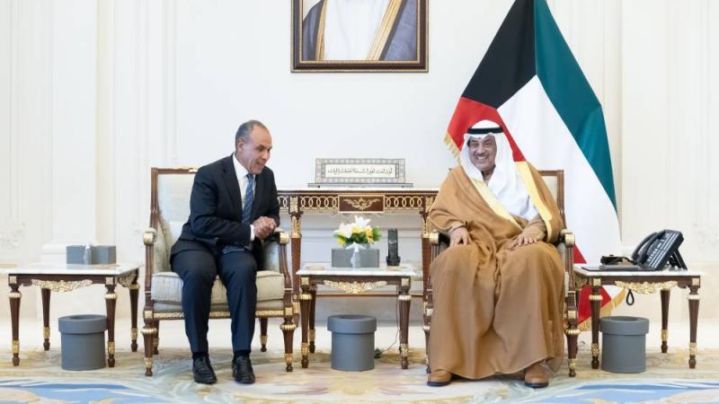ولي العهد الكويتي صباح الخالد الصباح يستقبل وزير الخارجية المصري بدر عبد العاطي (كونا)