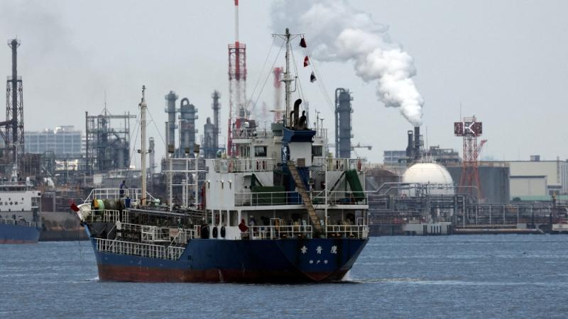 سفينة تبحر قرب مصانع في كاوازاكي جنوب طوكيو