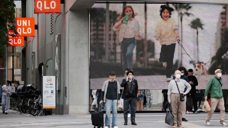 أحد متاجر يونيكلو وسط طوكيو (أ.ف.ب)