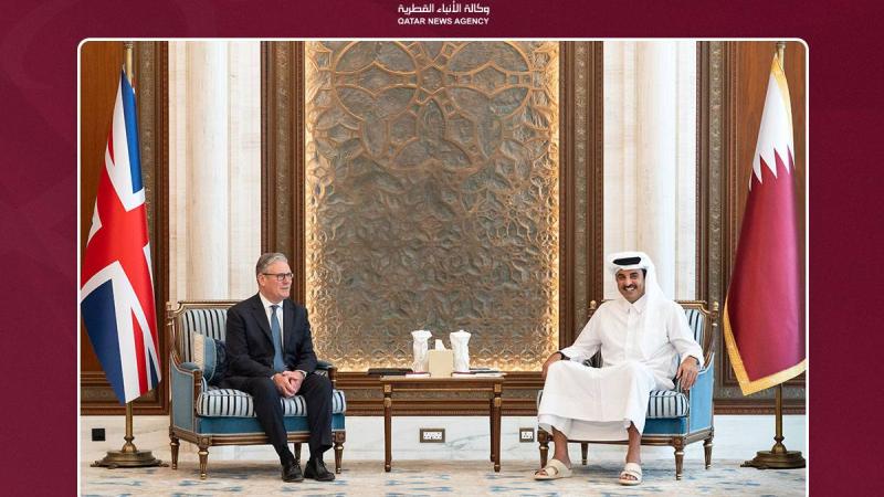 أمير قطر خلال استقباله رئيس الوزراء البريطاني (قنا)