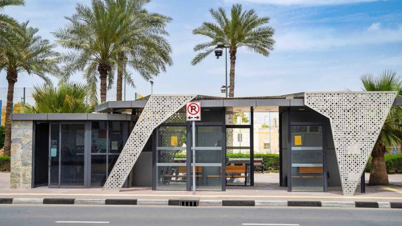 «طرق دبي» تنجز 726 مظلّة لركاب حافلات المواصلات العامة في مناطق حيوية