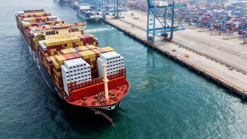 سفينة شحن تغادر رصيف ميناء تشينغداو شرقي الصين (14 أبريل 2026/ أ ف ب)