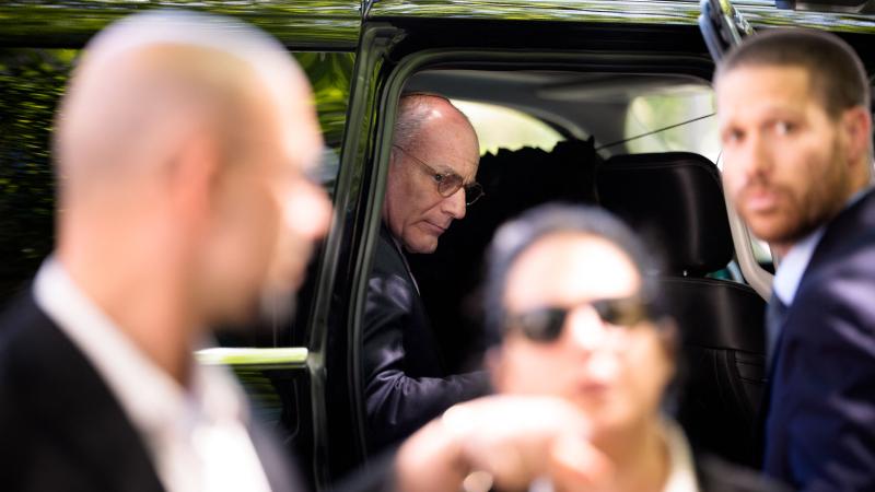 السفير الإسرائيلي في واشنطن لدى وصوله إلى مبنى وزارة الخارجية الأمريكية