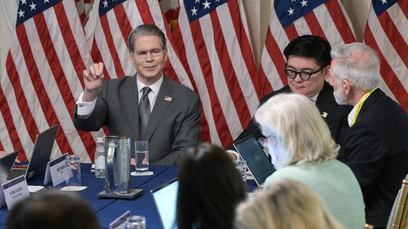 بيسنت يتحدث للصحفيين بعد مشاركته في فعالية لمعهد التمويل الدولي (أ.ف.ب)