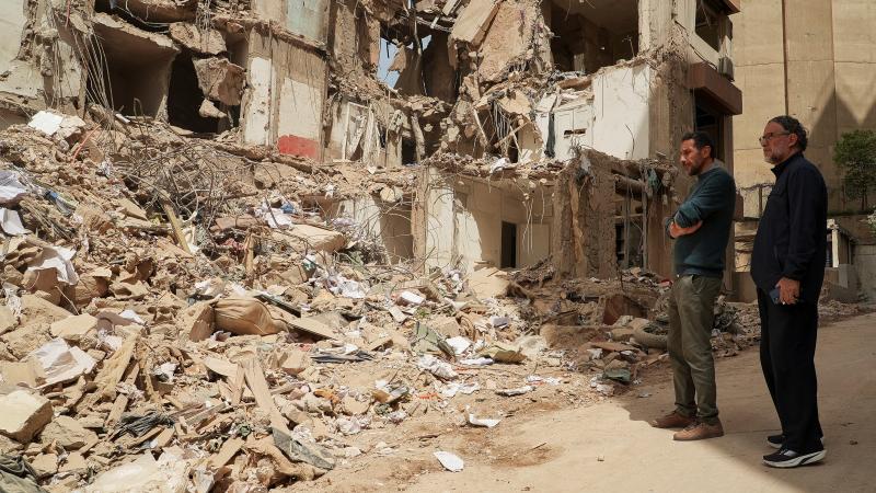 الشقيقان صباغ أمام ما تبقى من المبنى حيث كان منزل العائلة في بيروت