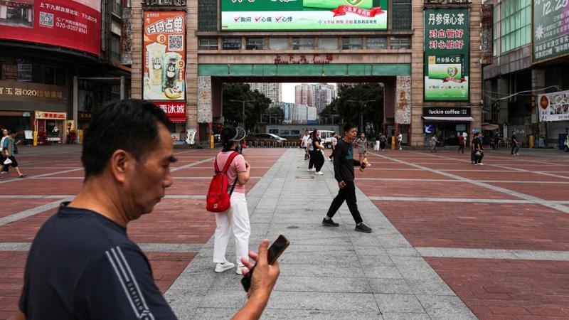 مارّة في ساحة بمدينة قوانغتشو، في الصين (15 أبريل 2026. رويترز)