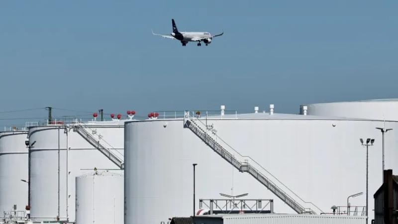 طائرة فوق خزانات وقود