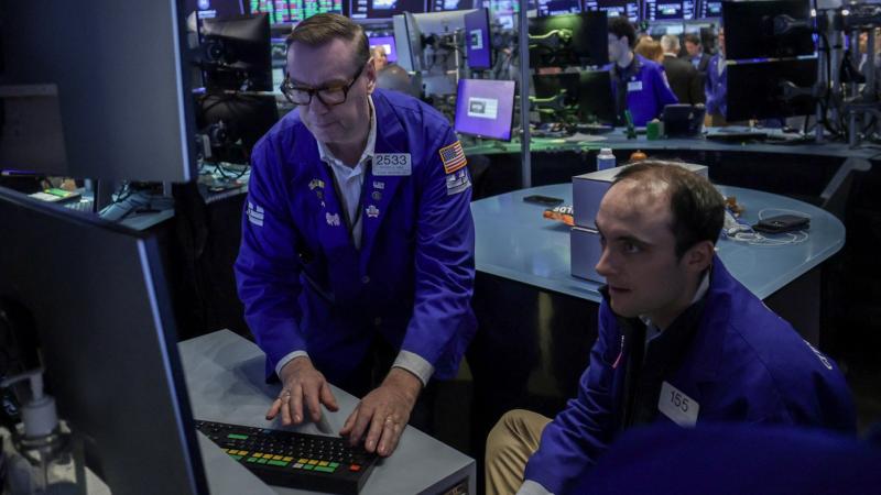 متعاملان في بورصة نيويورك