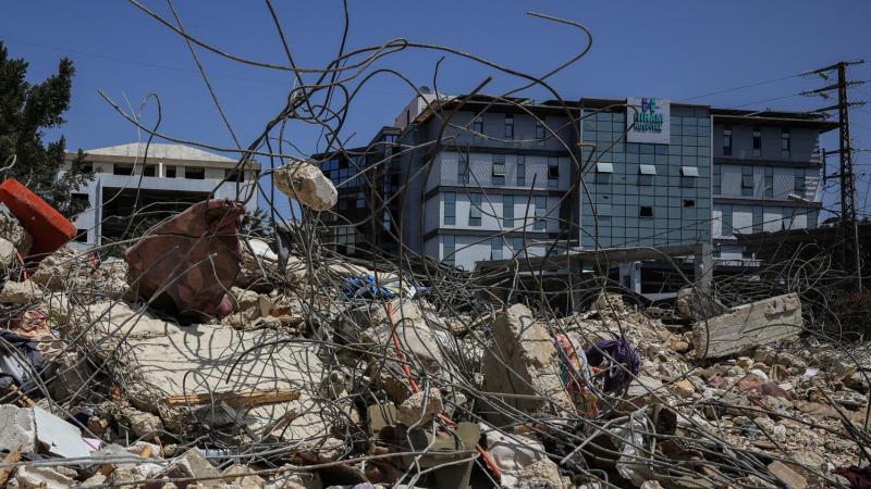 أنقاض وممتلكات المدنيين بعد غارات إسرائيلية قرب مستشفى حيرام في صور، جنوب لبنان (16 أبريل 2026/ رويترز)