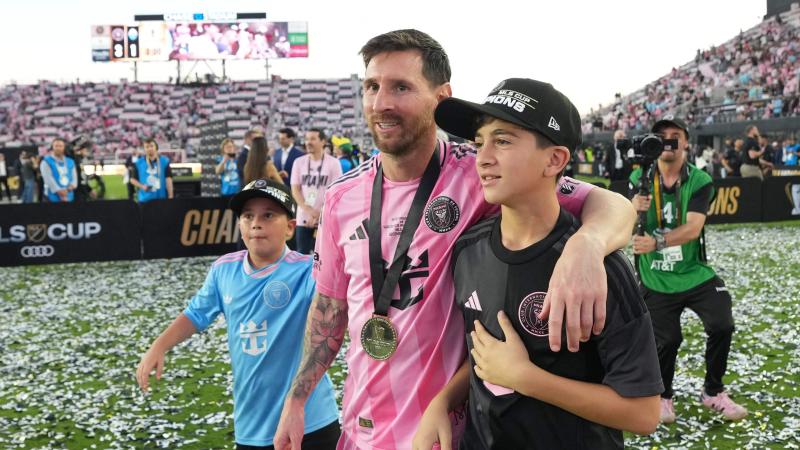 ميسي مع اثنين من أولاده  تياغو وماتيو  بعد الفوز بلقب الدوري الأمريكي