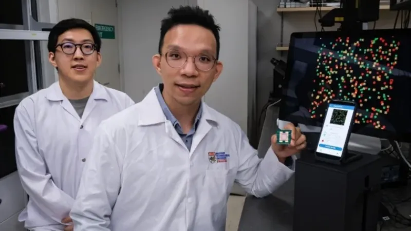 باحثان يحملان الشريحة