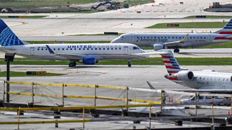 طائرات ليونايتد وأمريكان على مدرج مطار أوهير الدولي في شيكاغو