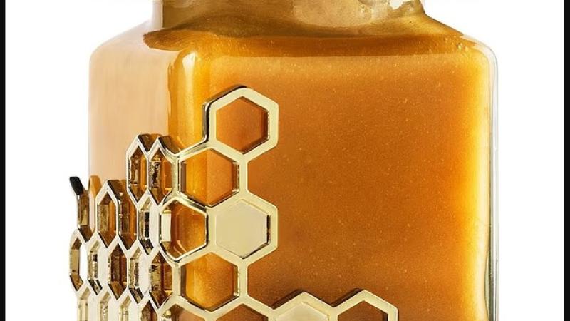 عبوة العسل مصنوعة يدوياً من خشب الجوز الأسود وبطانة جلد إيطالي وذهب عيار 18 قيراطاً