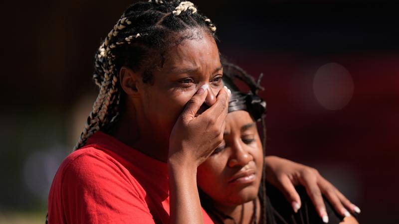 صدمة قرب موقع حادث إطلاق النار الذي أودى بحياة 8 أطفال في شريفبورت، لويزيانا. (أ.ب)