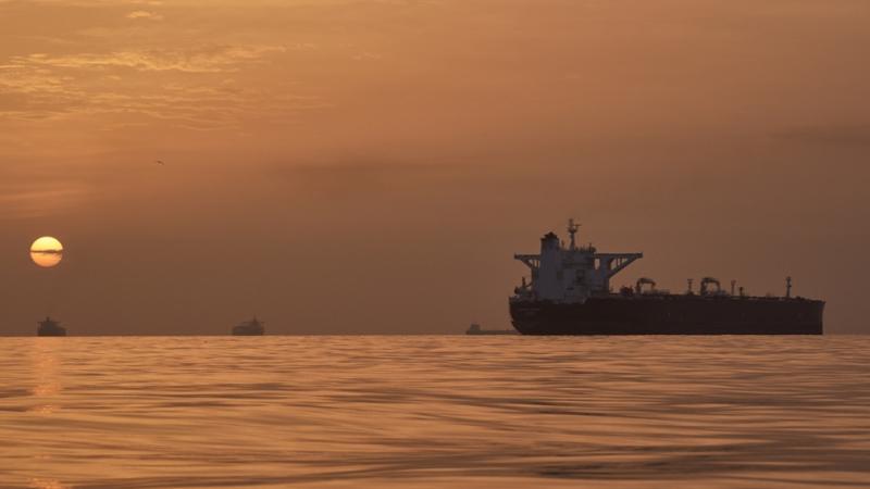شروق الشمس خلف ناقلات نفط راسية قبالة سواحل جزيرة قشم، إيران (18 أبريل 2026 / أ.ب)