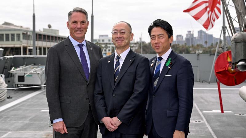 أثناء حفل توقيع عقد توريد أول ثلاث سفن حربية يابانية (أ.ف.ب)