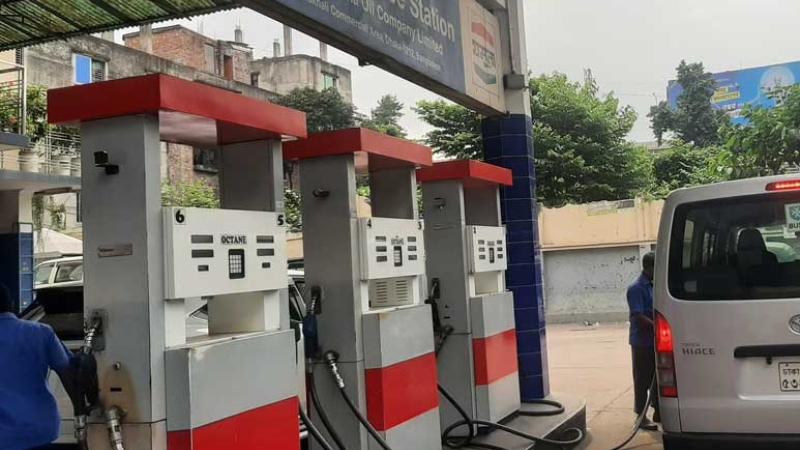 محطة وقود في دكا