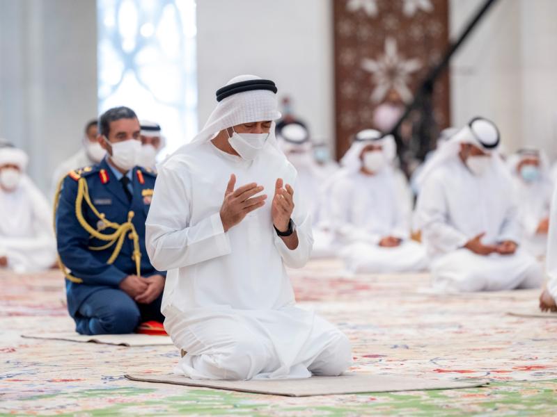صلاة عيد الفطر في جامع الشيخ زايد الكبير بمدينة أبوظبي صلاة عيد الفطر في جامع الشيخ زايد الكبير بمدينة أبوظبي