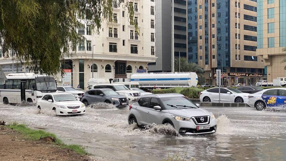 الإمارات .. شاهد بالصور أمطار غزيرة وبرق ورعد وبرَد 2 5882960.jpeg