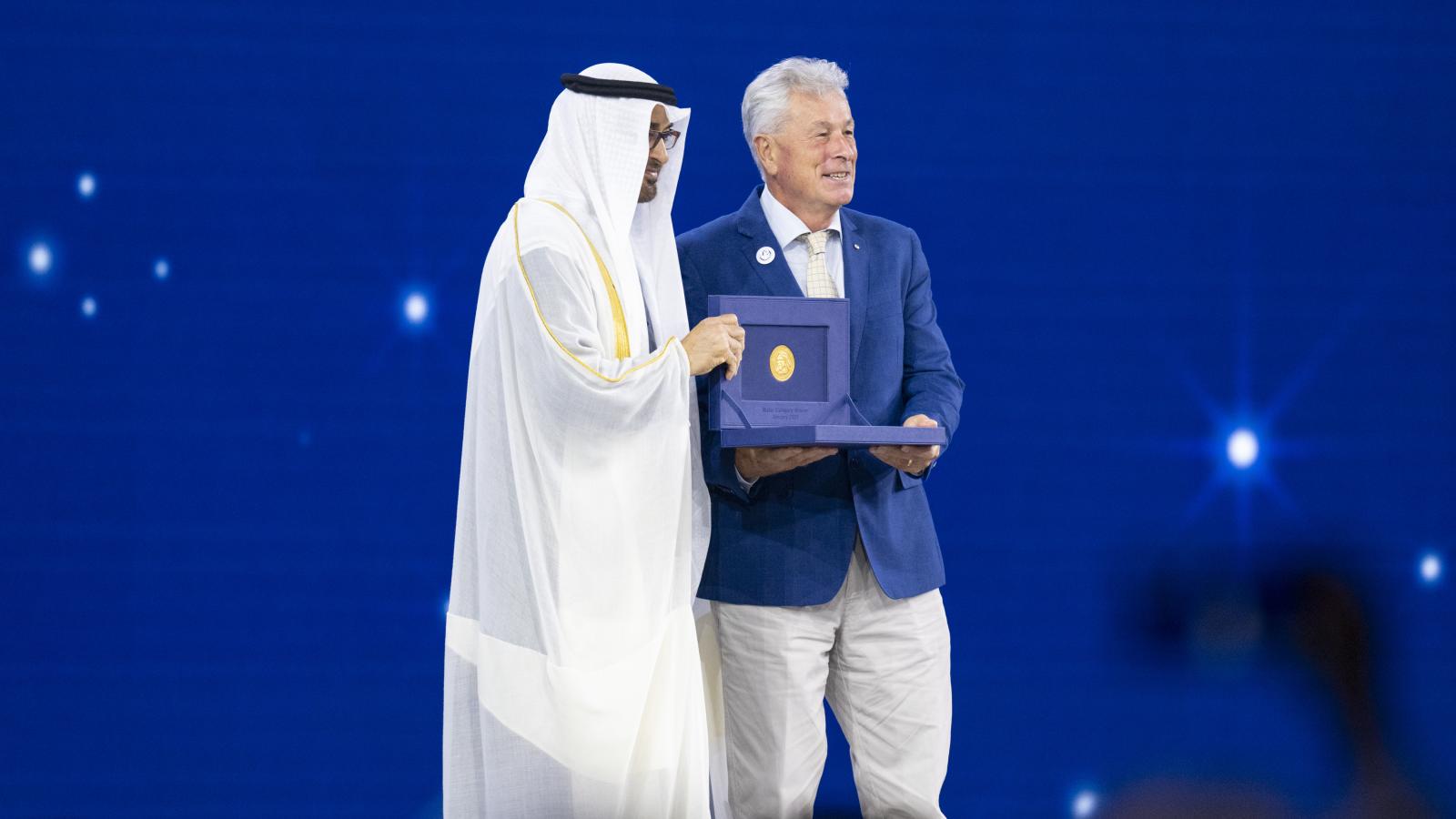 محمد بن زايد يكرم الفائزين بجائزة زايد للاستدامة 2025