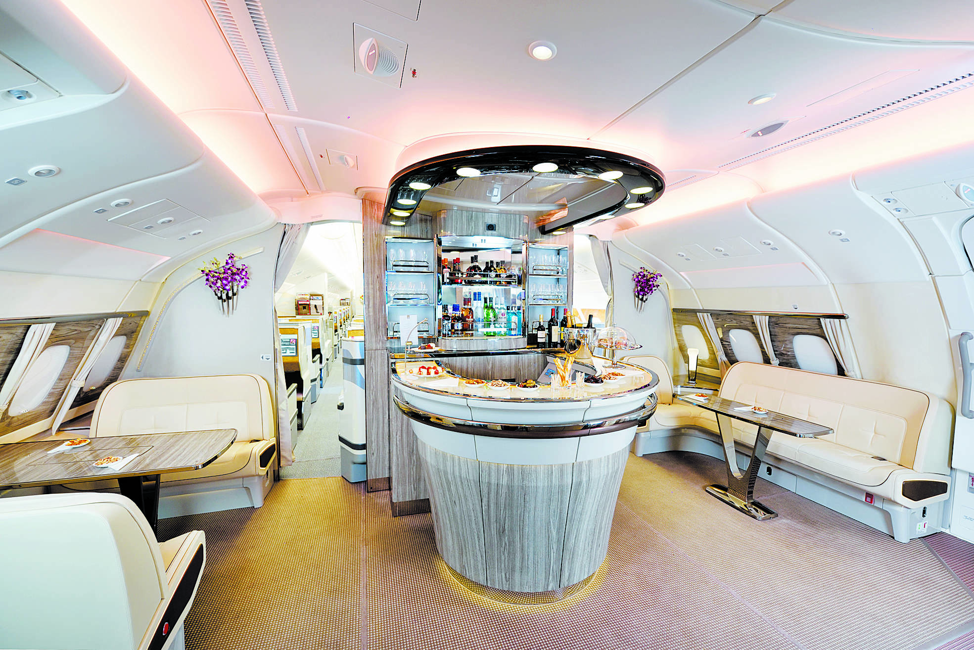 طائرة الإمارات A380 العملاقة من إيرباص