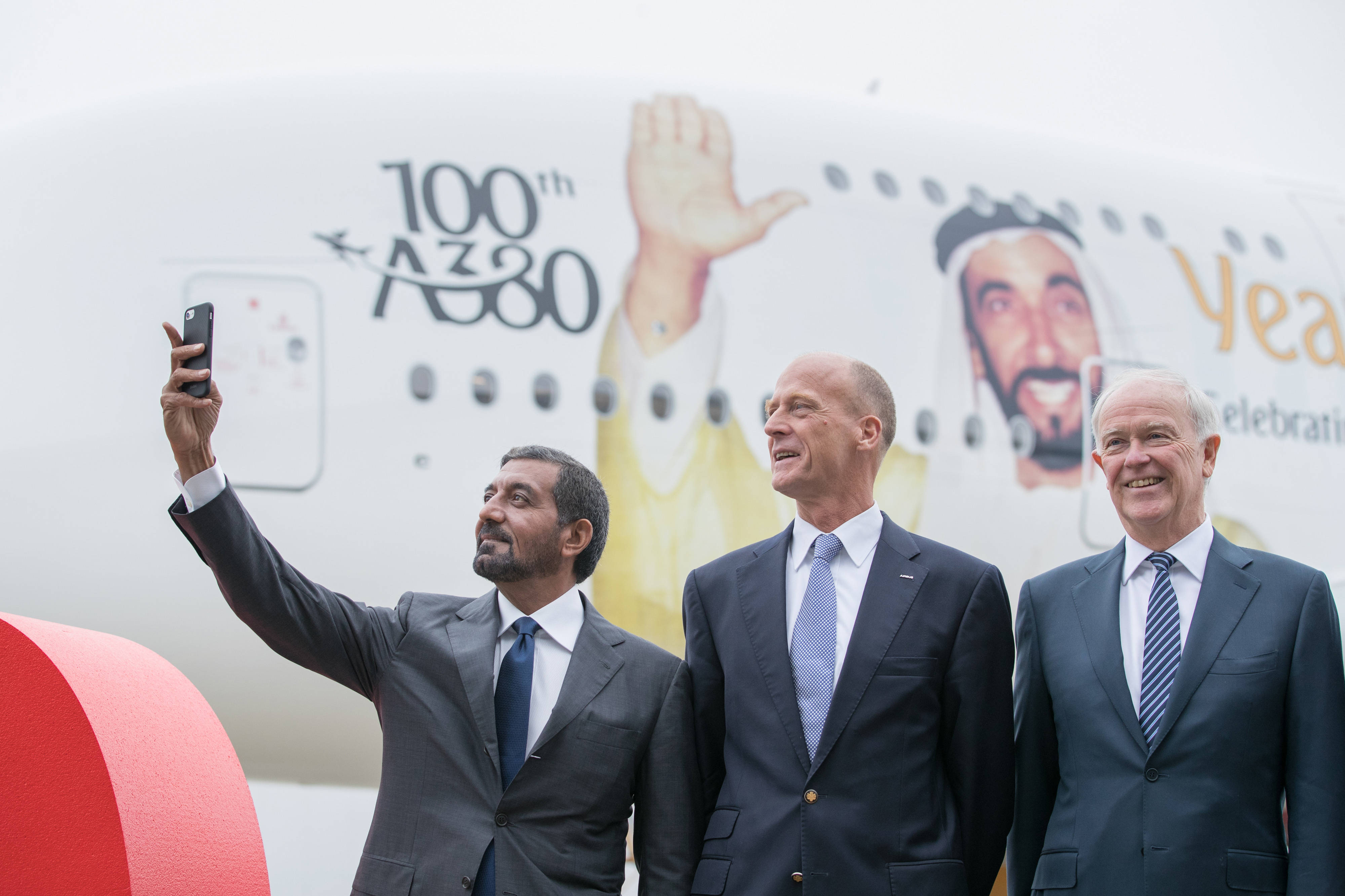 أحمد بن سعيد خلال تسلم طائرة A380 الرقم 100 ويبدو تيم كلارك ورئيس إيرباص