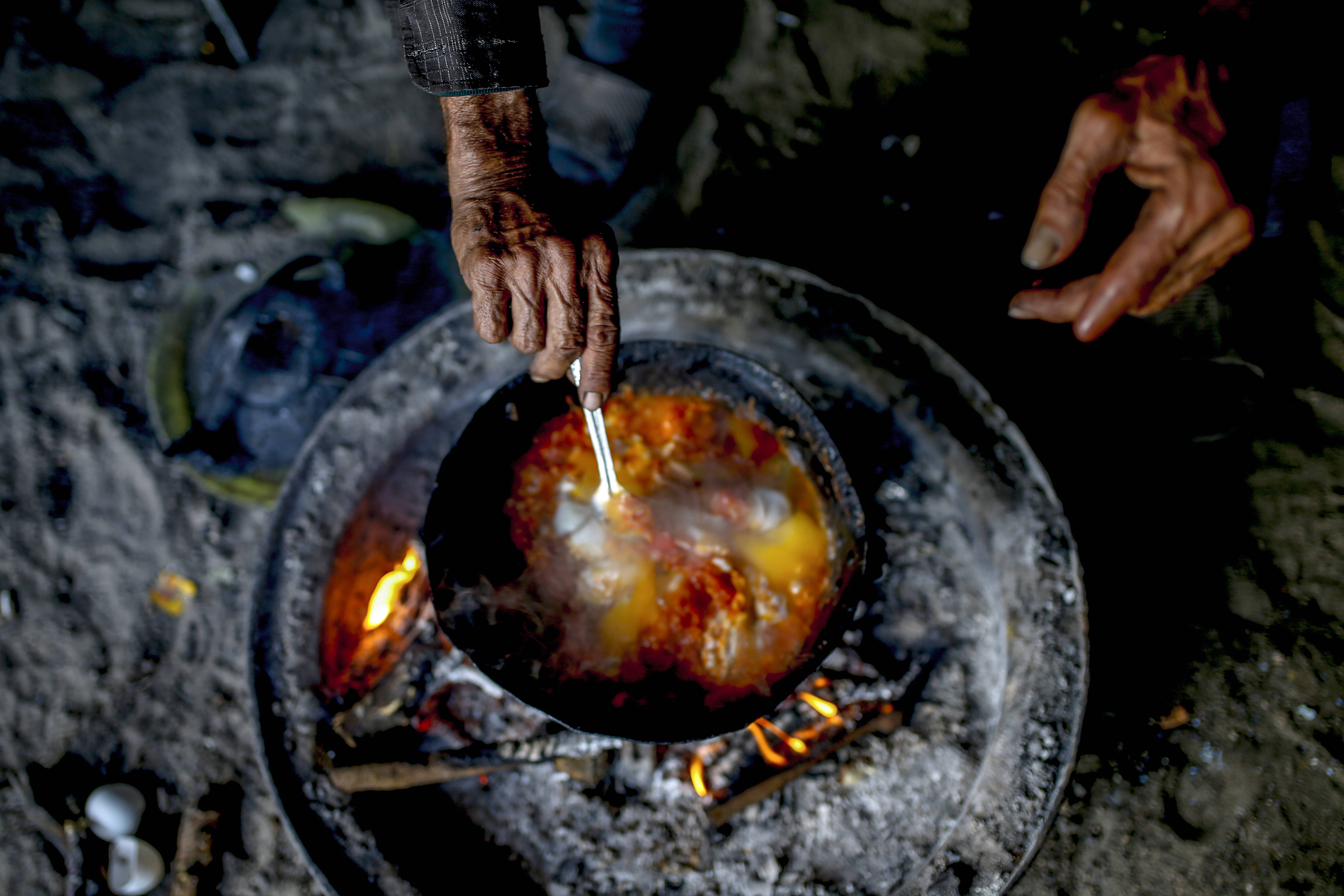 يعمل ثمانية فلسطينيين على مدار العام في منشأة «الحطاب»، أكبر مصنع لإنتاج الفحم في قطاع غز