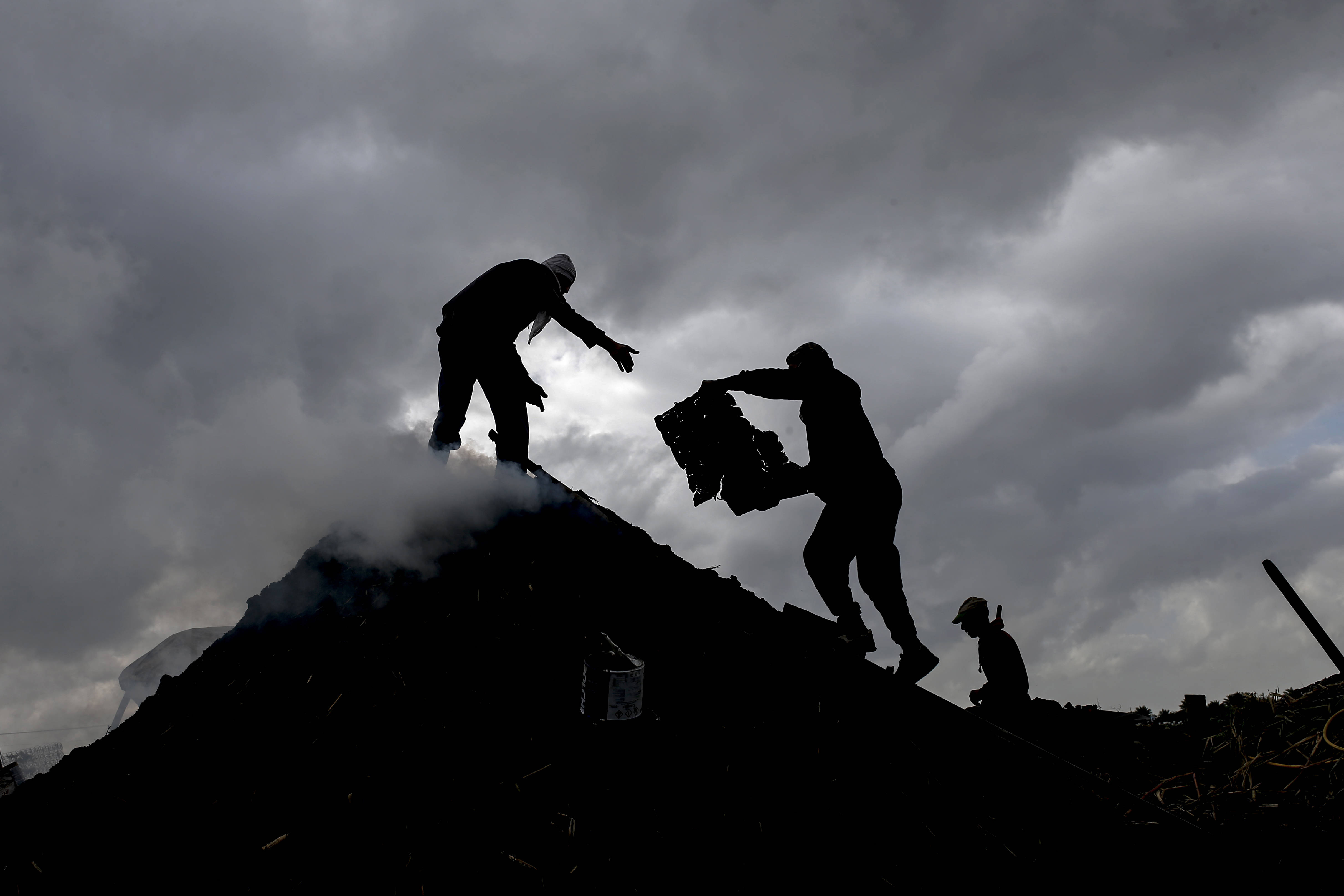 يعمل ثمانية فلسطينيين على مدار العام في منشأة «الحطاب»، أكبر مصنع لإنتاج الفحم في قطاع غز