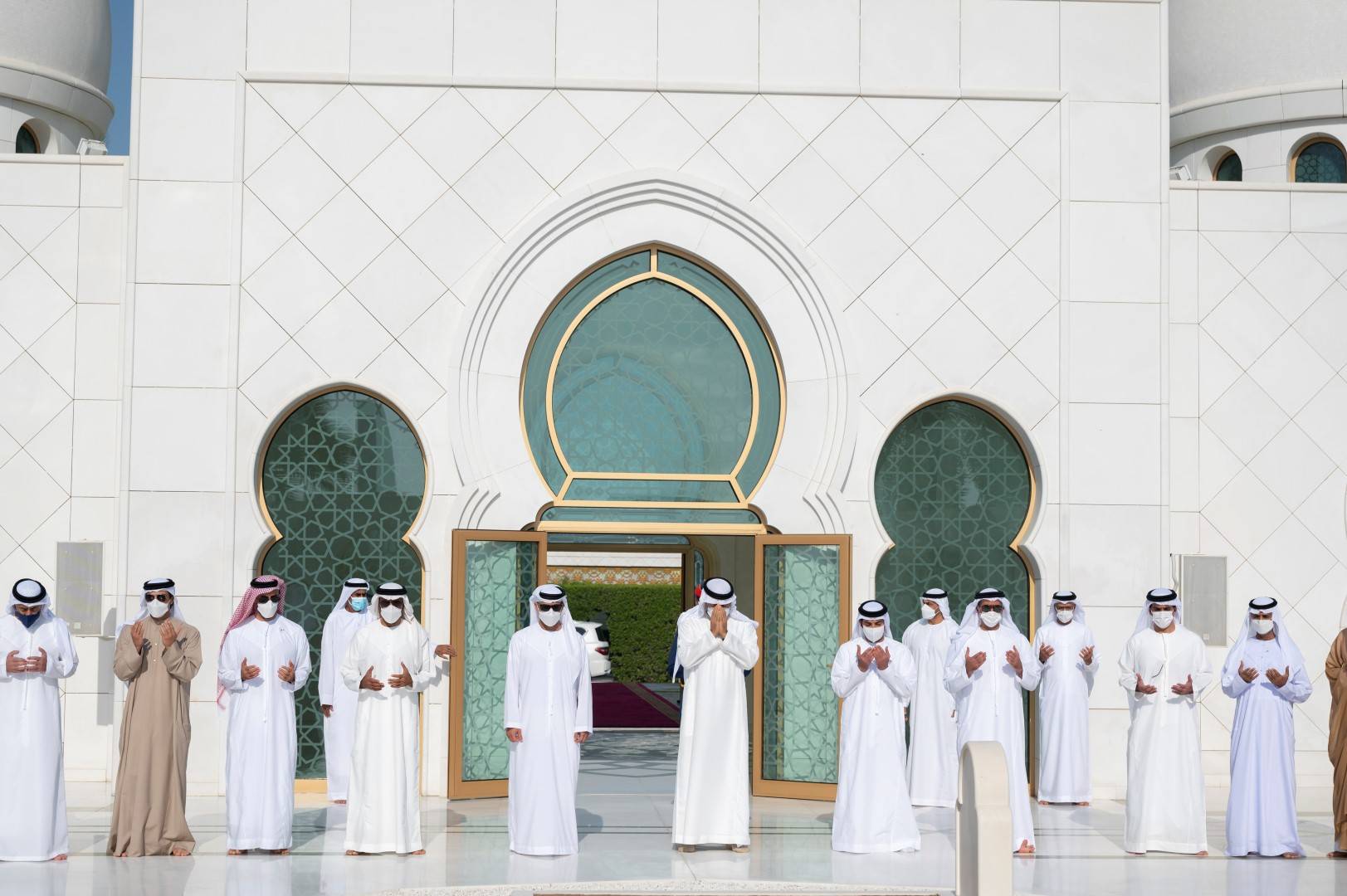 صلاة عيد الفطر في جامع الشيخ زايد الكبير بمدينة أبوظبي