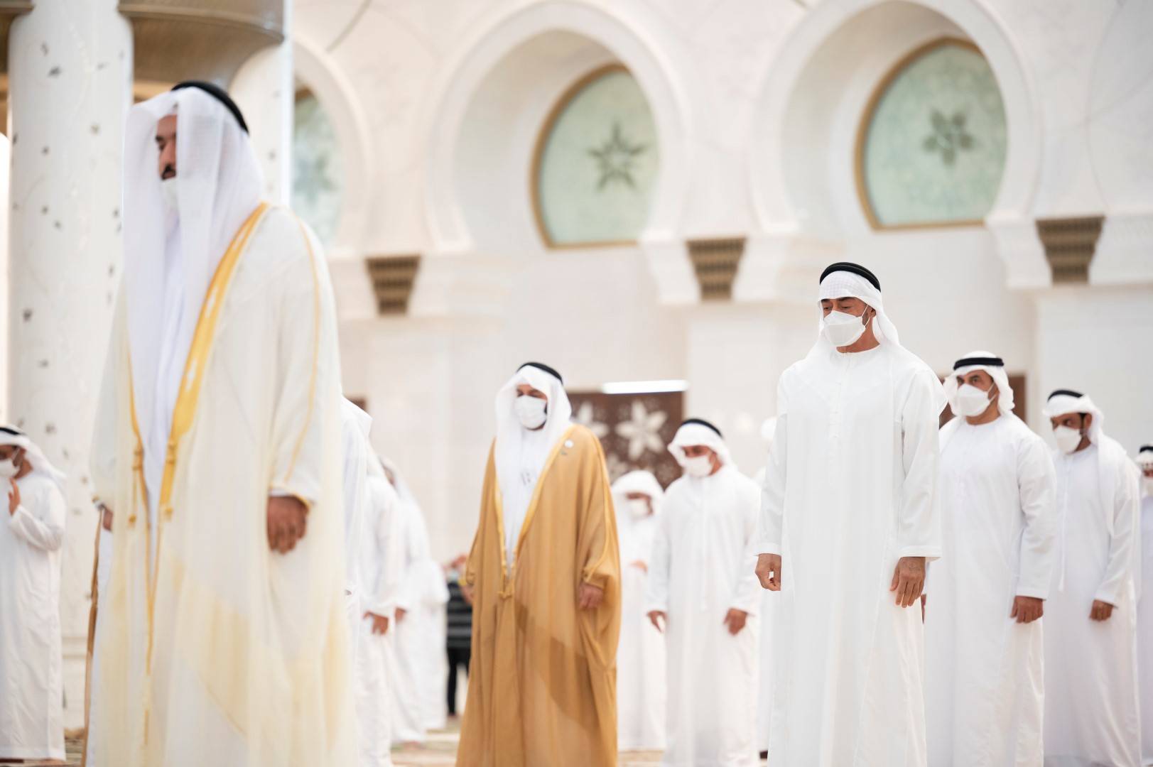 محمد بن زايد يؤدي صلاة العيد محمد بن زايد يؤدي صلاة العيد